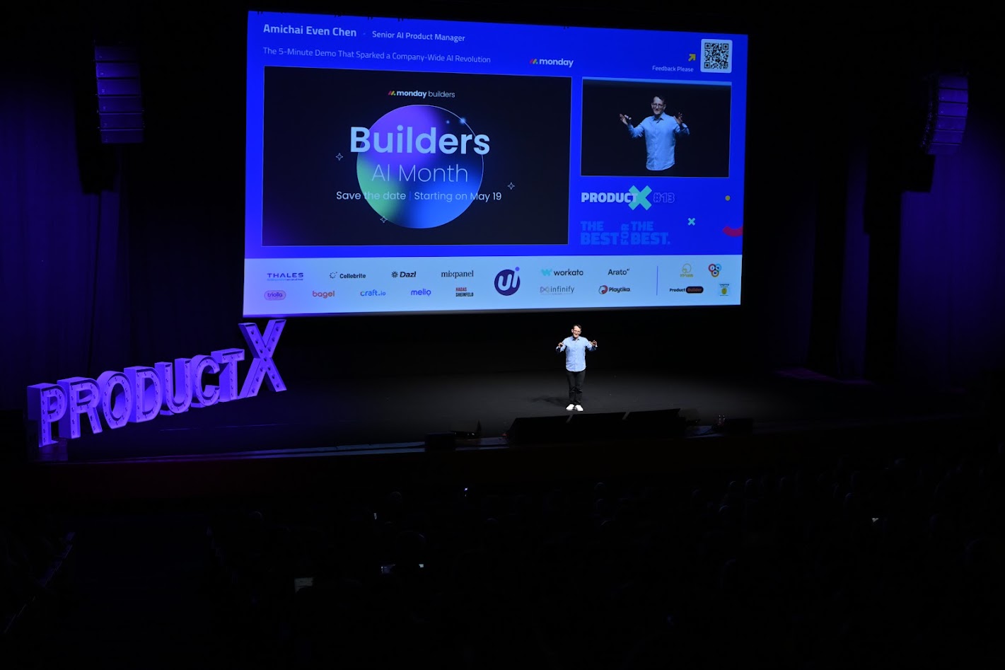 מרצה על הבמה בכנס ProductX